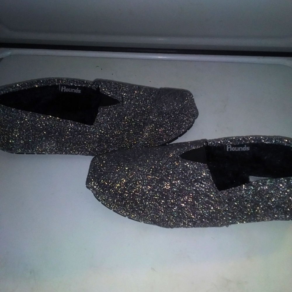 House of Hounds Slip on